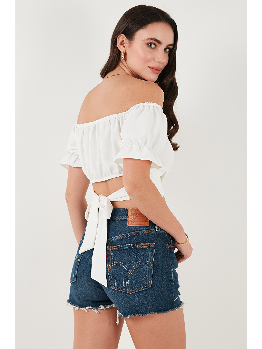 Beyaz Regular Fit Madonna Yaka Bağlama Detaylı Crop Kadın Bluz 6527017-6