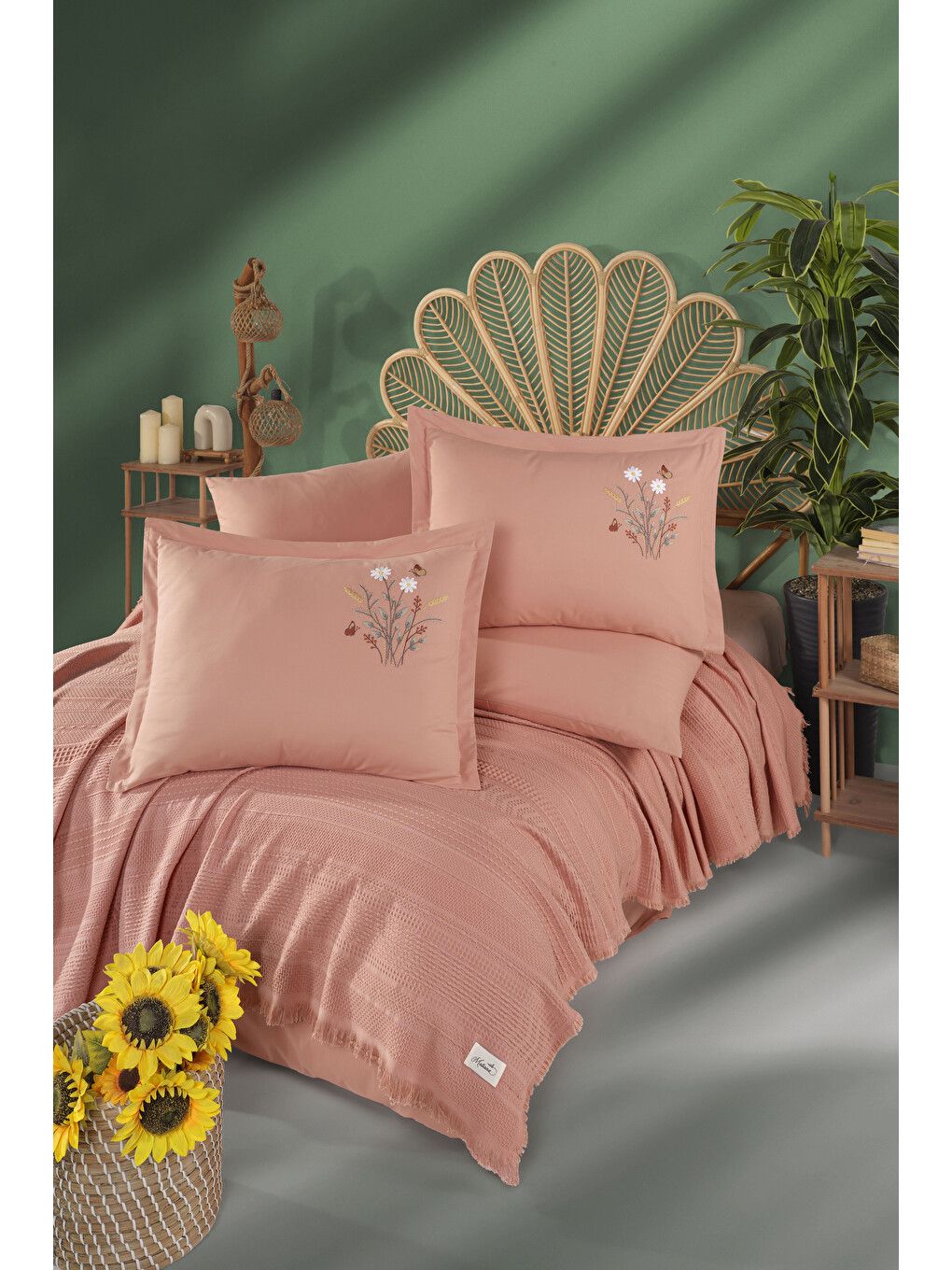 Pembe Butik Çift Kişilik Nakış Detaylı Pike Takımı Matiana