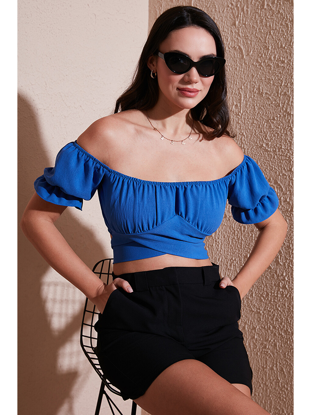 Mavi Regular Fit Madonna Yaka Bağlama Detaylı Crop Kadın Bluz 6527017-2