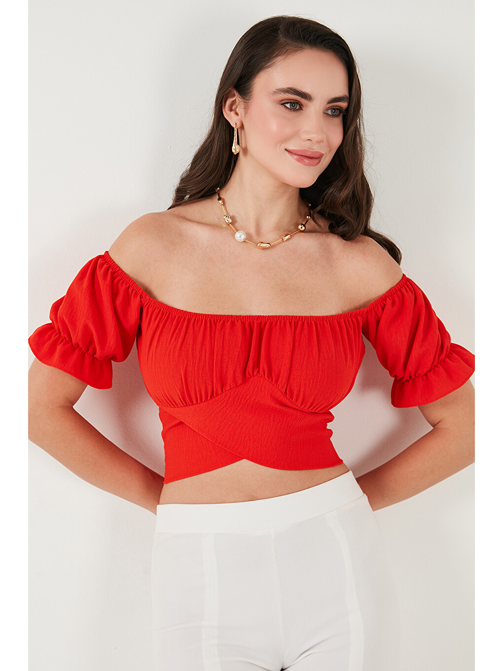 Kırmızı Regular Fit Madonna Yaka Bağlama Detaylı Crop Kadın Bluz 6527017-1