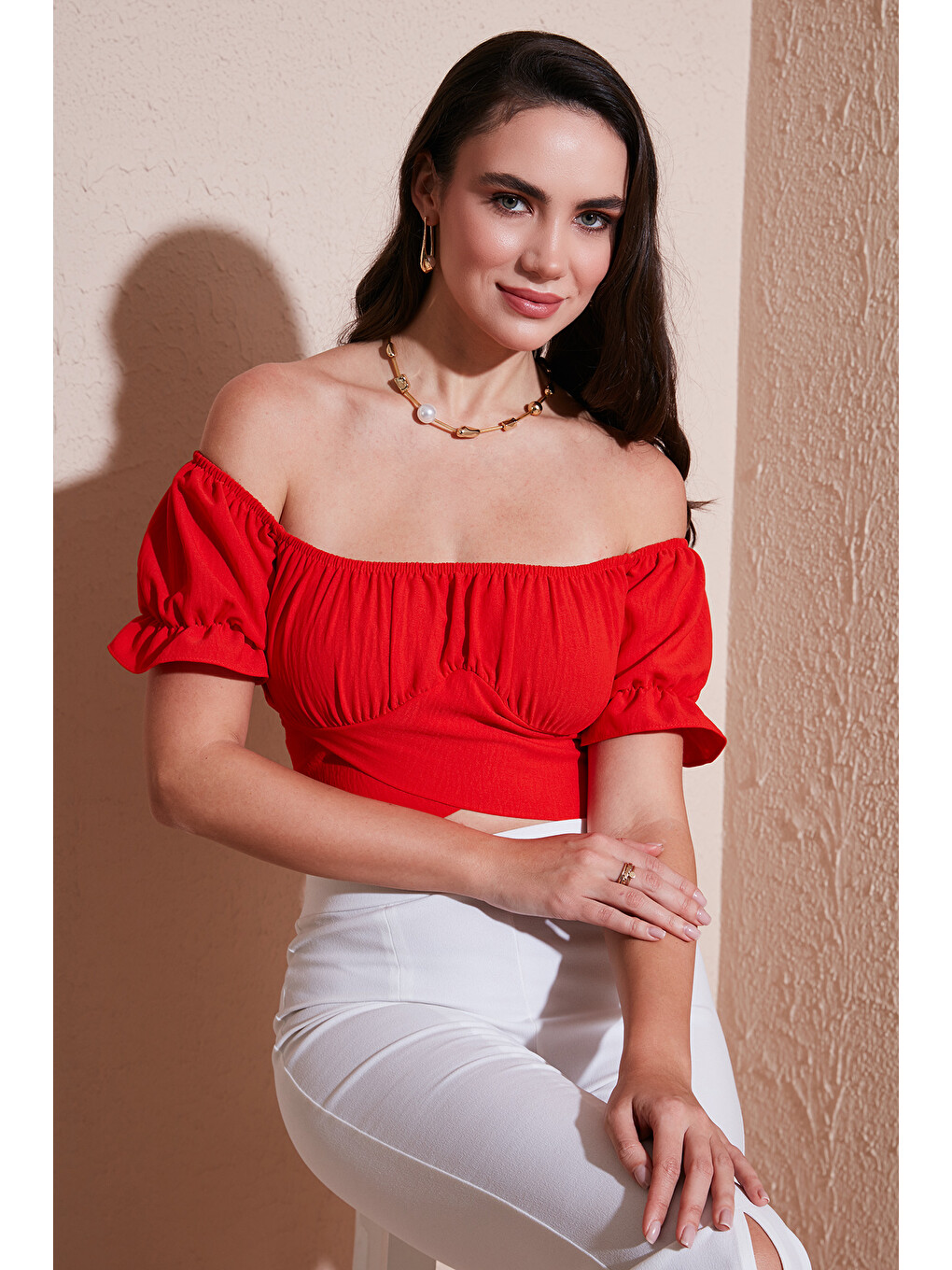 Kırmızı Regular Fit Madonna Yaka Bağlama Detaylı Crop Kadın Bluz 6527017-2
