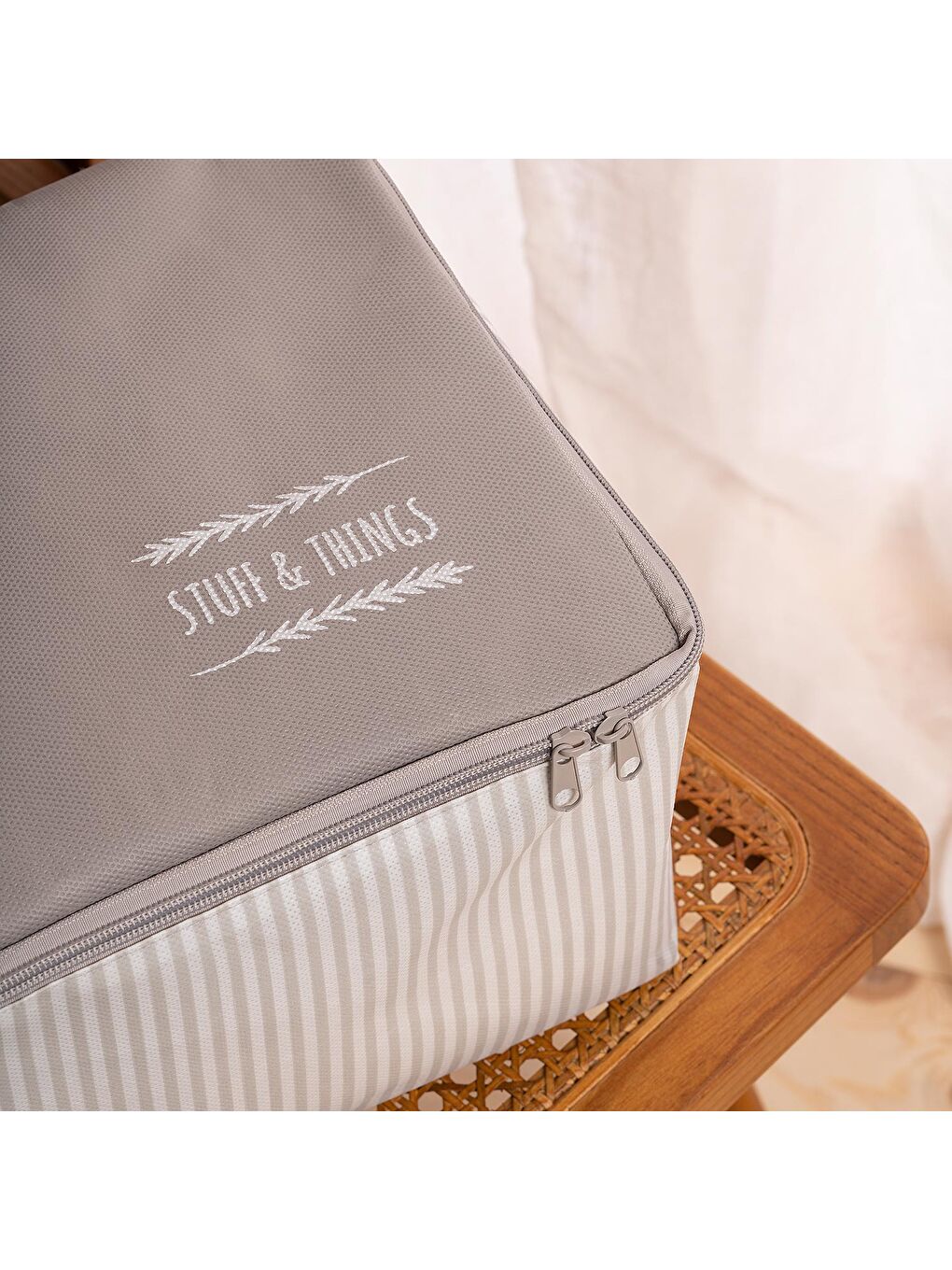 Küçük Boy Gri Çizgili Stuff & Things Hurç 30 x 22 x 18 cm-1