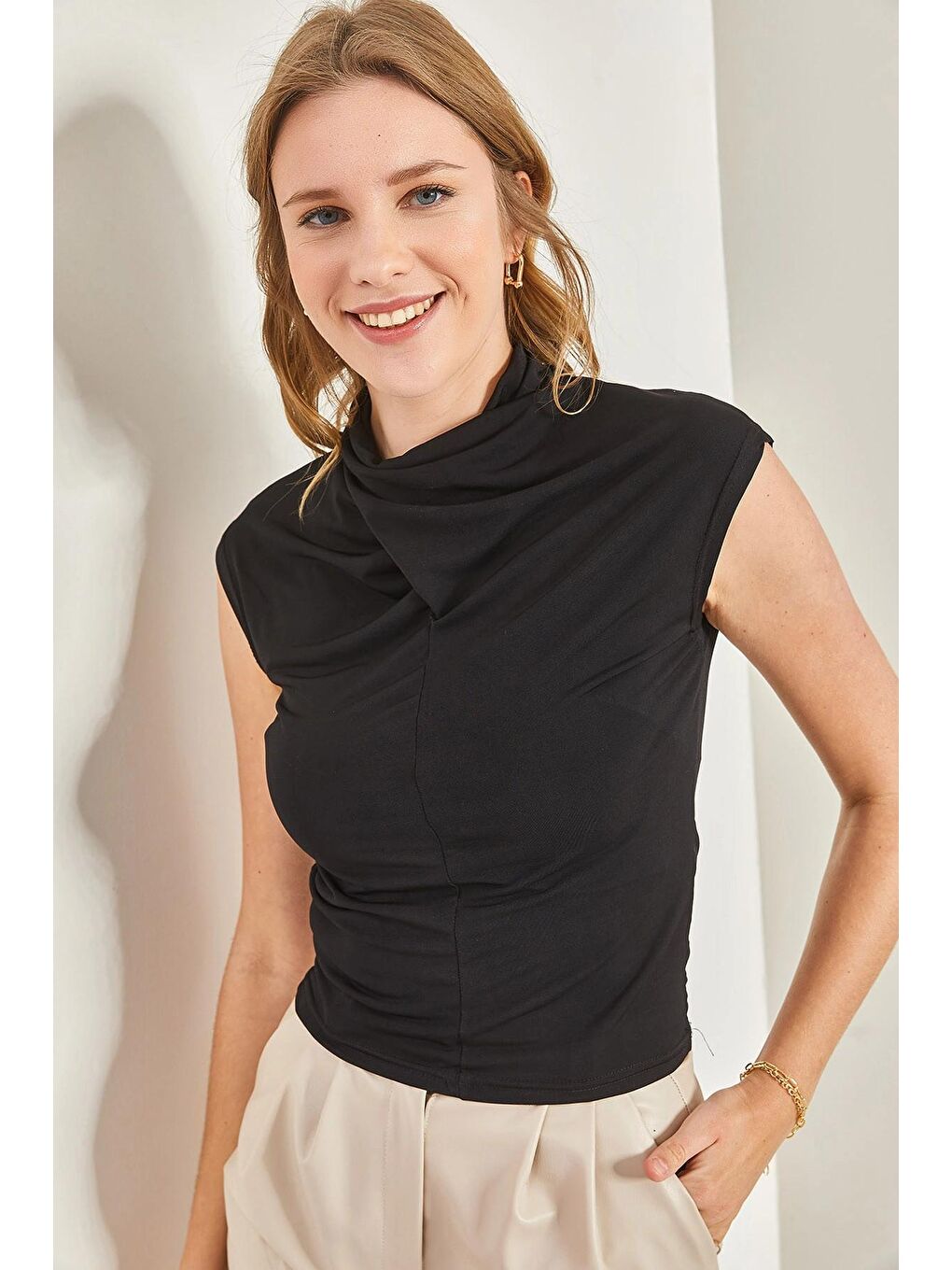 Siyah Kadın Yakası Büzgülü Sandy Kumaş Bluz