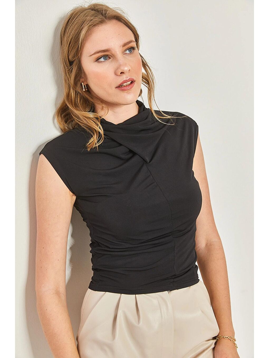 Siyah Kadın Yakası Büzgülü Sandy Kumaş Bluz-1