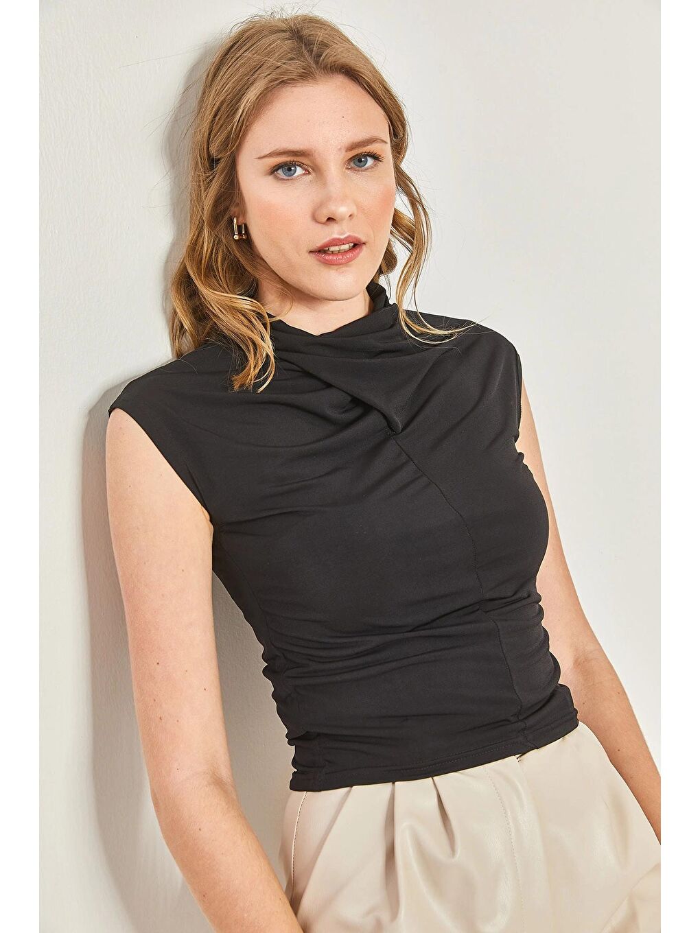 Siyah Kadın Yakası Büzgülü Sandy Kumaş Bluz-2