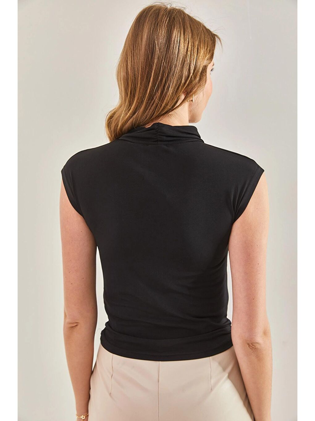 Siyah Kadın Yakası Büzgülü Sandy Kumaş Bluz-3