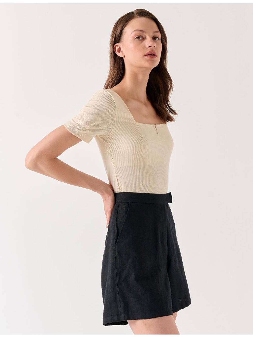 Siyah Yüksek Bel Bol Paça Düz Keten Şort-1