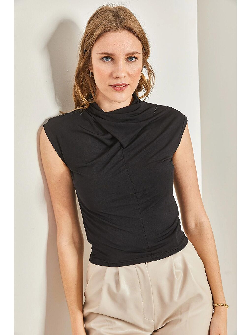 Siyah Kadın Yakası Büzgülü Sandy Kumaş Bluz-4