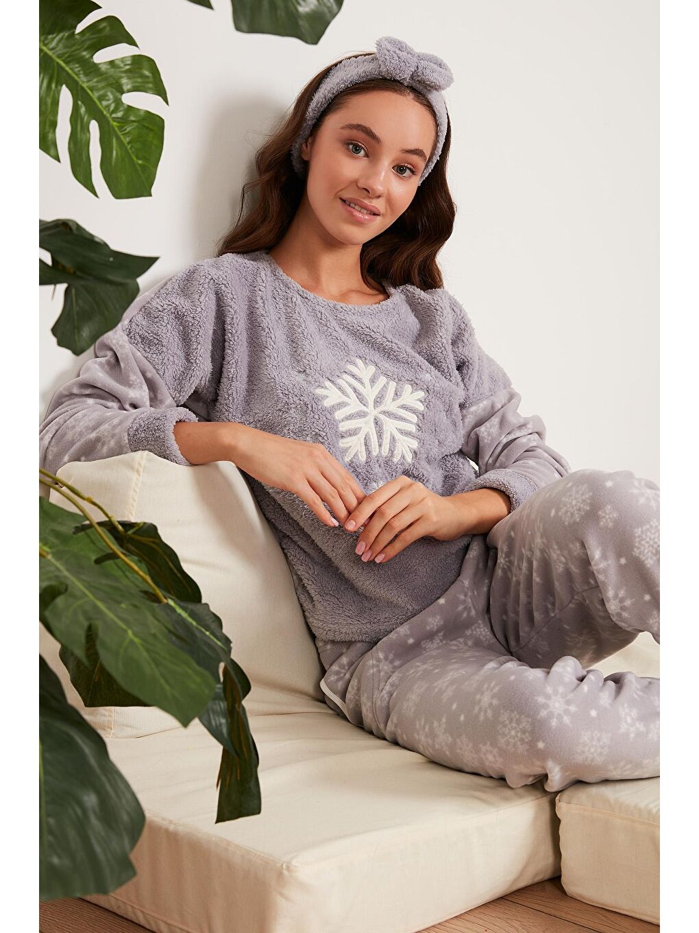 Gri Kar Tanesi Desenli Beli Lastikli Saç Bantlı Peluş Pijama Takımı 609412013
