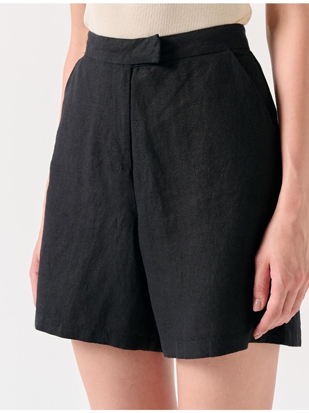 Siyah Yüksek Bel Bol Paça Düz Keten Şort-3