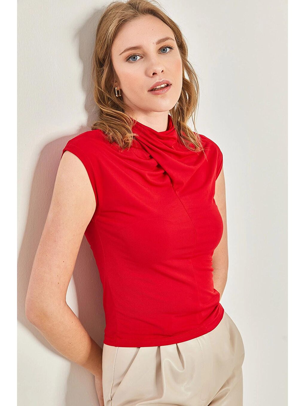 Kırmızı Kadın Yakası Büzgülü Sandy Kumaş Bluz