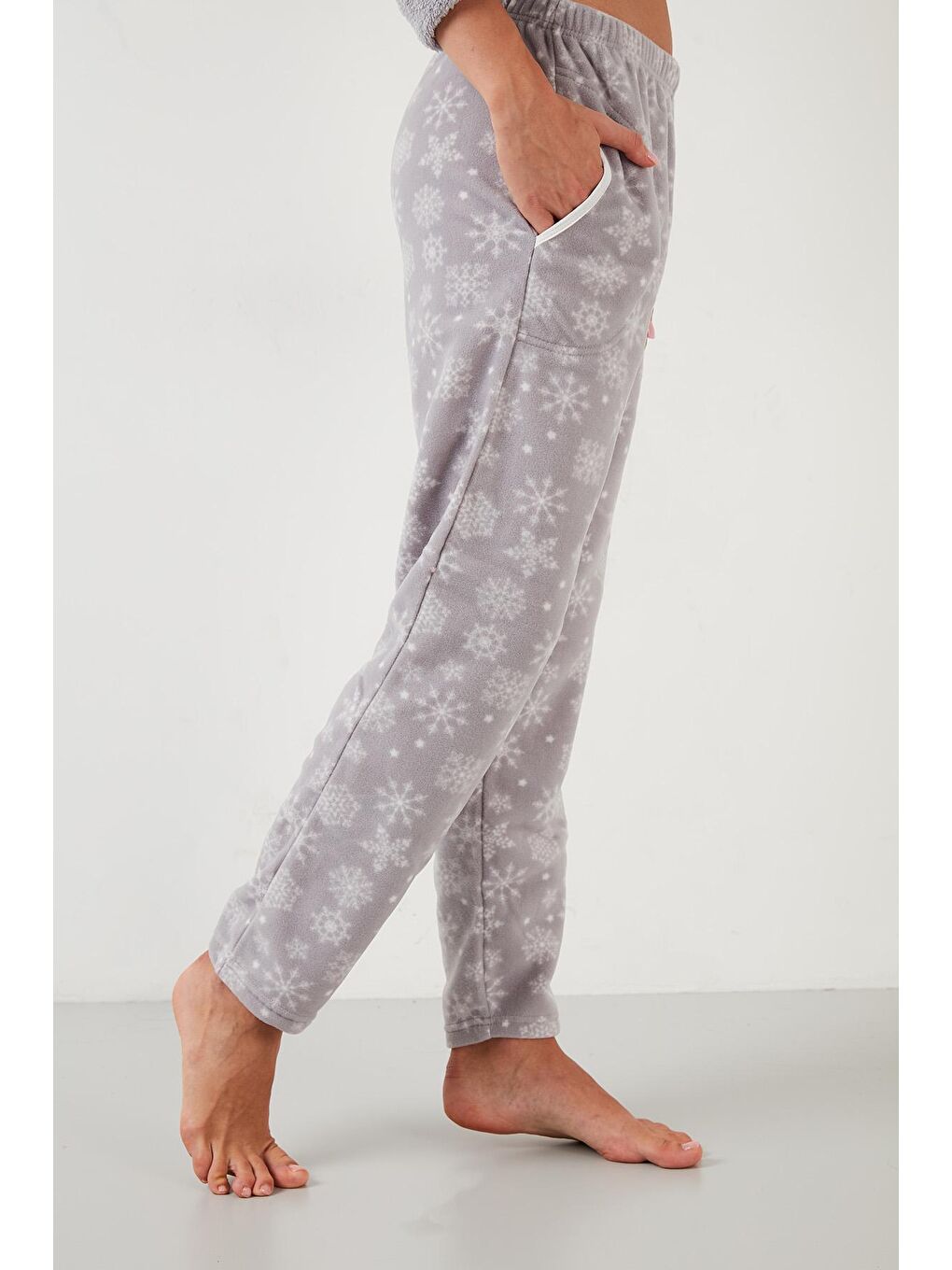 Gri Kar Tanesi Desenli Beli Lastikli Saç Bantlı Peluş Pijama Takımı 609412013-3