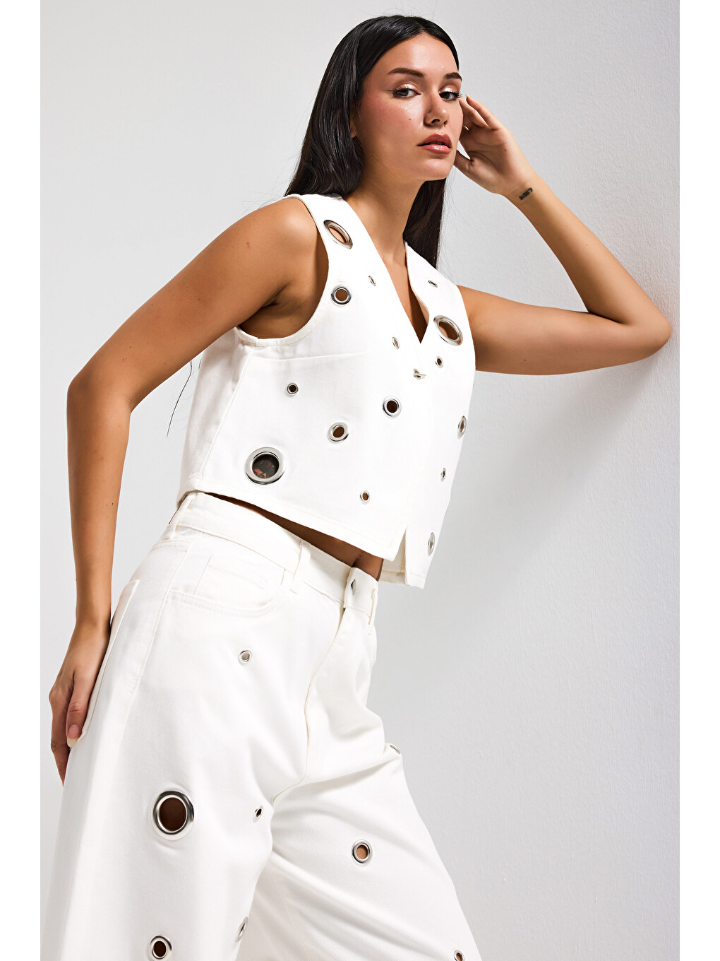 Kadın Kırık Beyaz 7s6-101 Crop Kuş Gözü Detaylı Özel Tasarım Denim Yelek-5
