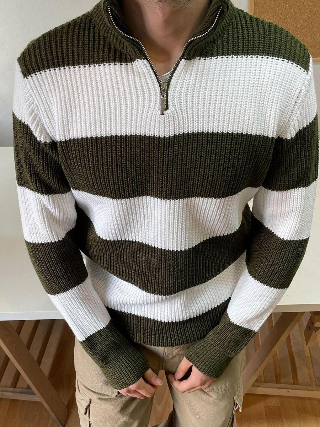 Haki Erkek Fermuarlı Çizgili Desenli Triko Kazak