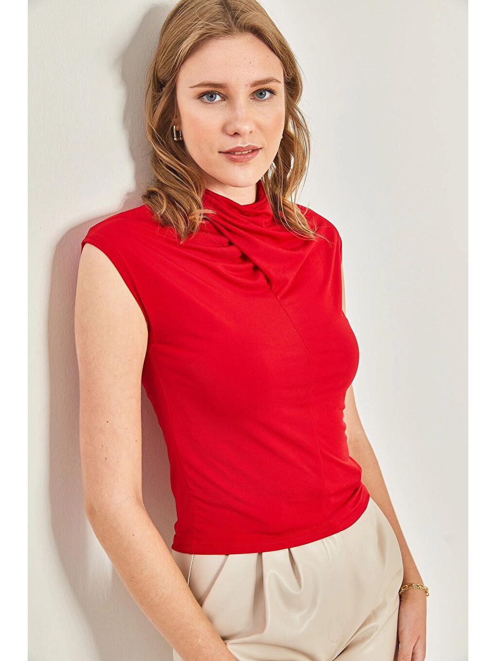 Kırmızı Kadın Yakası Büzgülü Sandy Kumaş Bluz-4