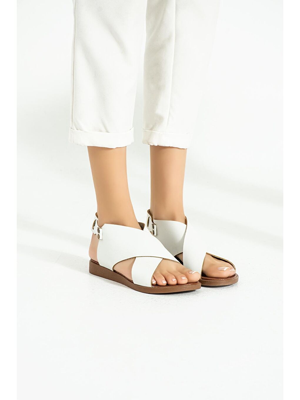 Beyaz Çapraz Bant Lastikli Kadın Sandalet 51-816-23-2