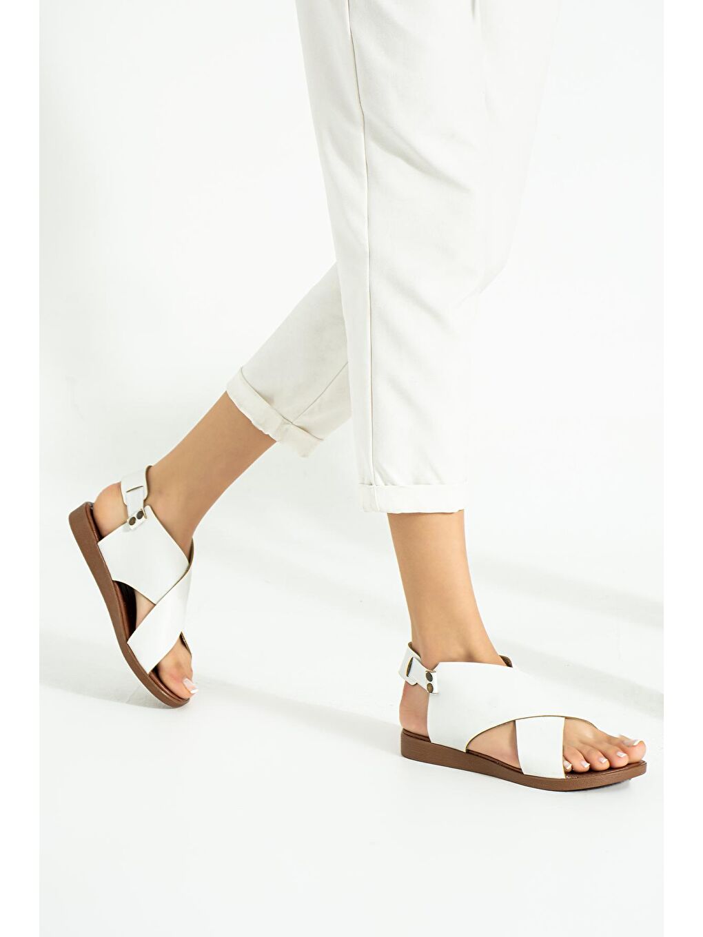 Beyaz Çapraz Bant Lastikli Kadın Sandalet 51-816-23-3