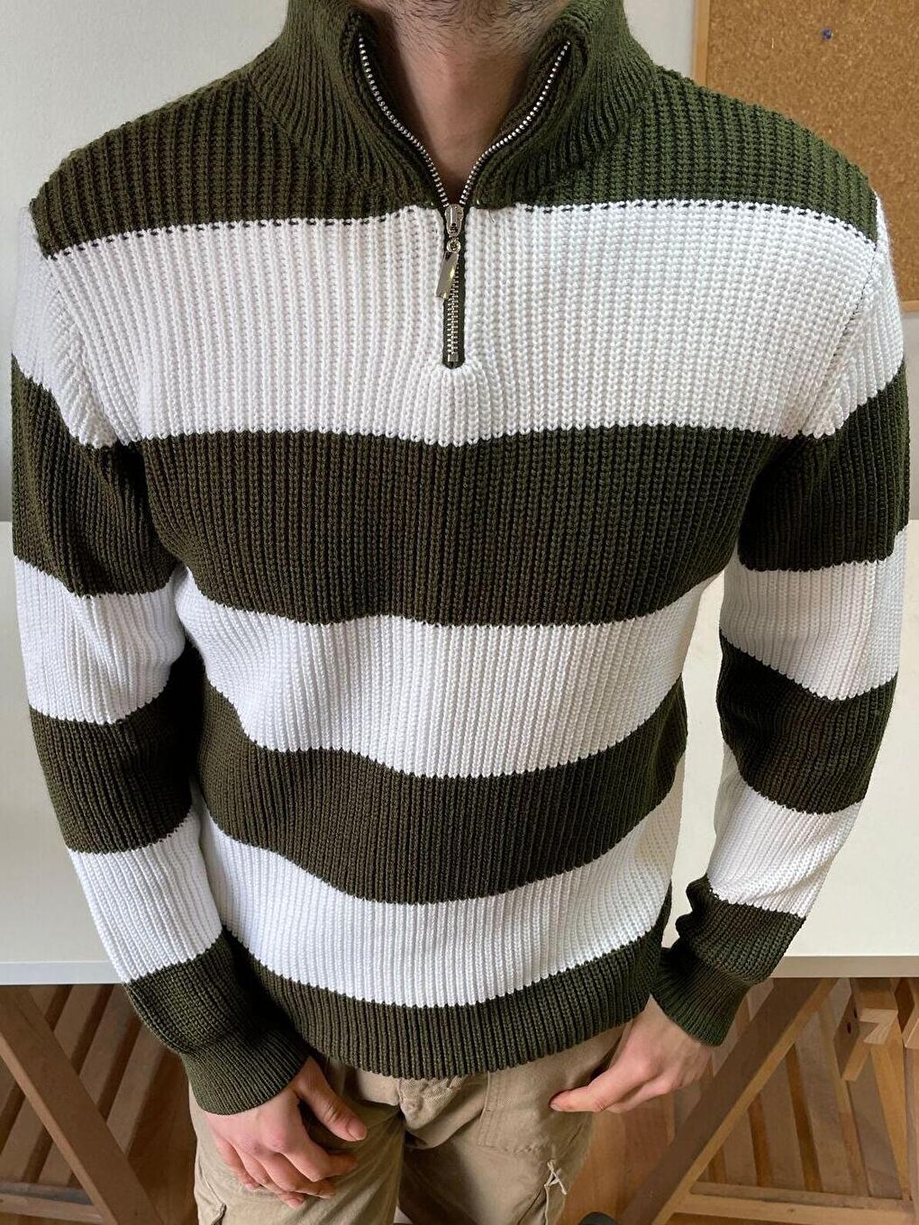 Haki Erkek Fermuarlı Çizgili Desenli Triko Kazak-1