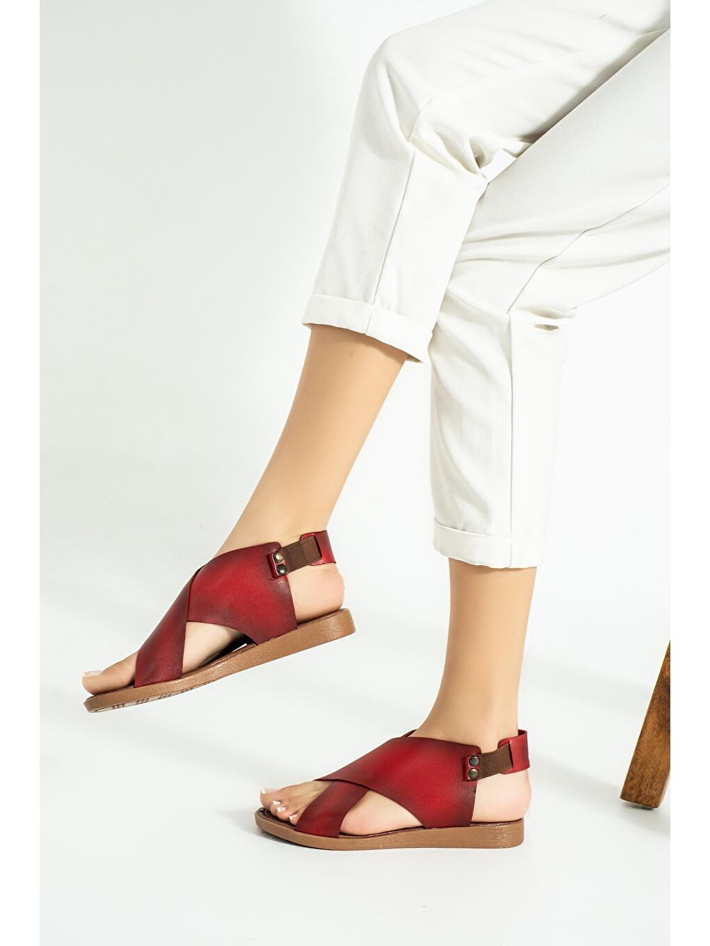 Kırmızı Çapraz Bant Lastikli Kadın Sandalet 51-816-23