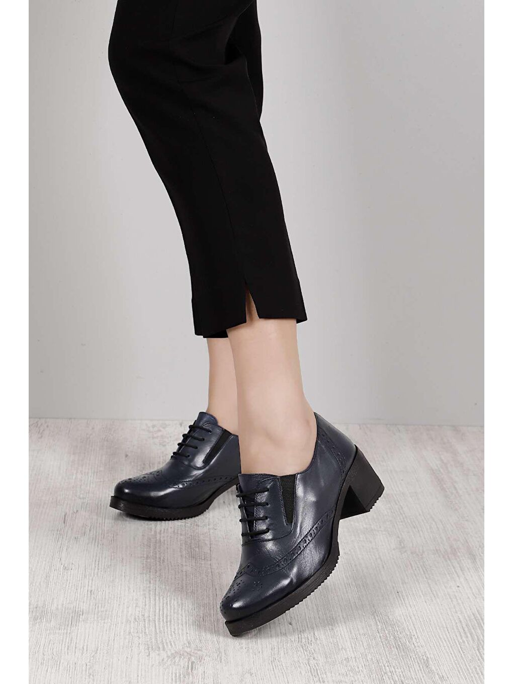 Lacivert LACİVERT  Hakiki Deri Yuvarlak Burun Orta Topuklu Kauçuk Taban Bağcıklı Kadın Ayakkabı 24231