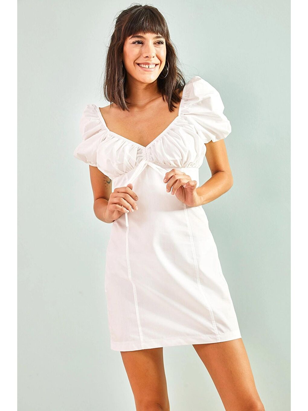 Beyaz Kadın Önü Bağcıklı Sırtı Gipeli Balon Kol Mini Elbise