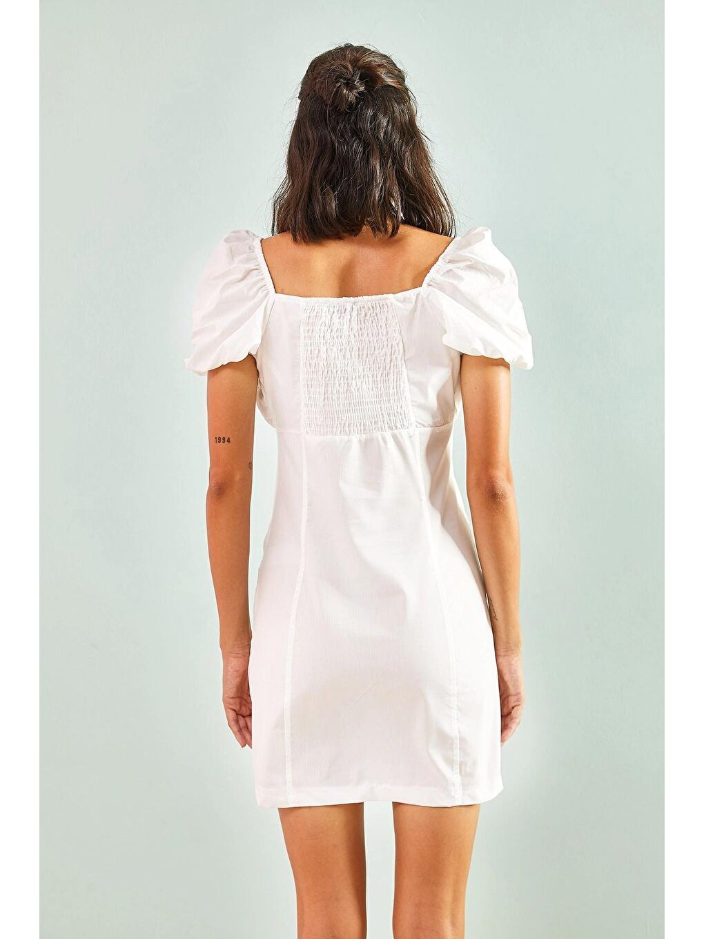 Beyaz Kadın Önü Bağcıklı Sırtı Gipeli Balon Kol Mini Elbise-1