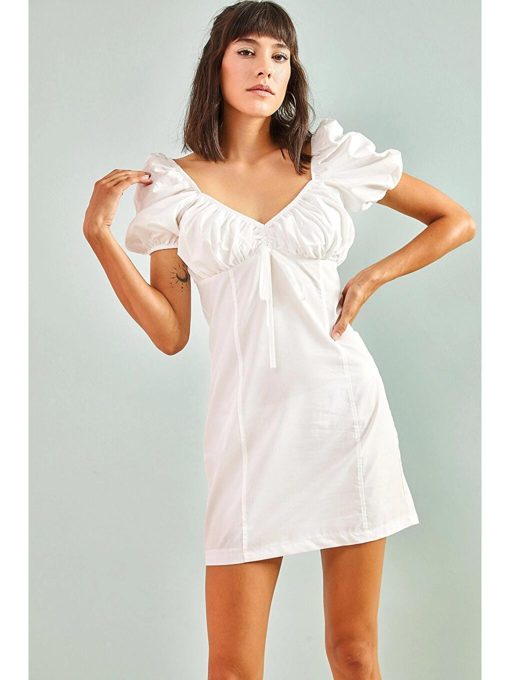 Beyaz Kadın Önü Bağcıklı Sırtı Gipeli Balon Kol Mini Elbise-3