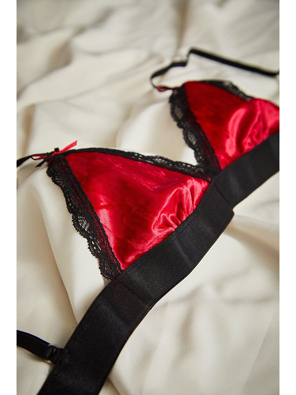 Kırmızı Dantel Detaylı Kadife Dolgusuz Bralet Sütyen Takımı-1