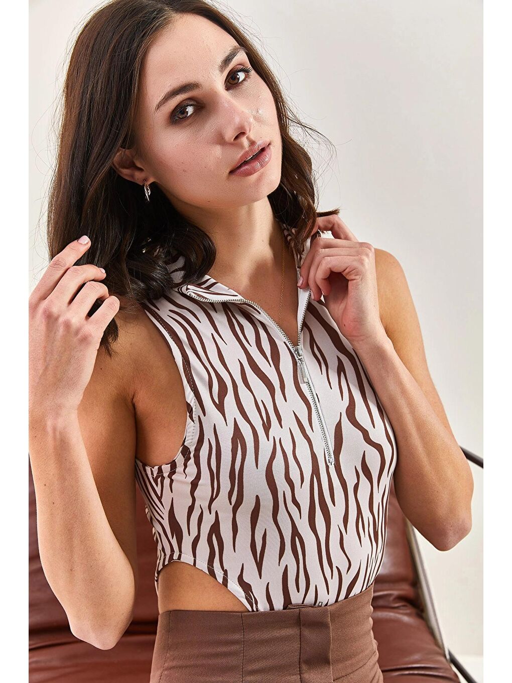 Bej Kadın Yarım Balıkçı Yaka Fermuarlı Desenli Bluz