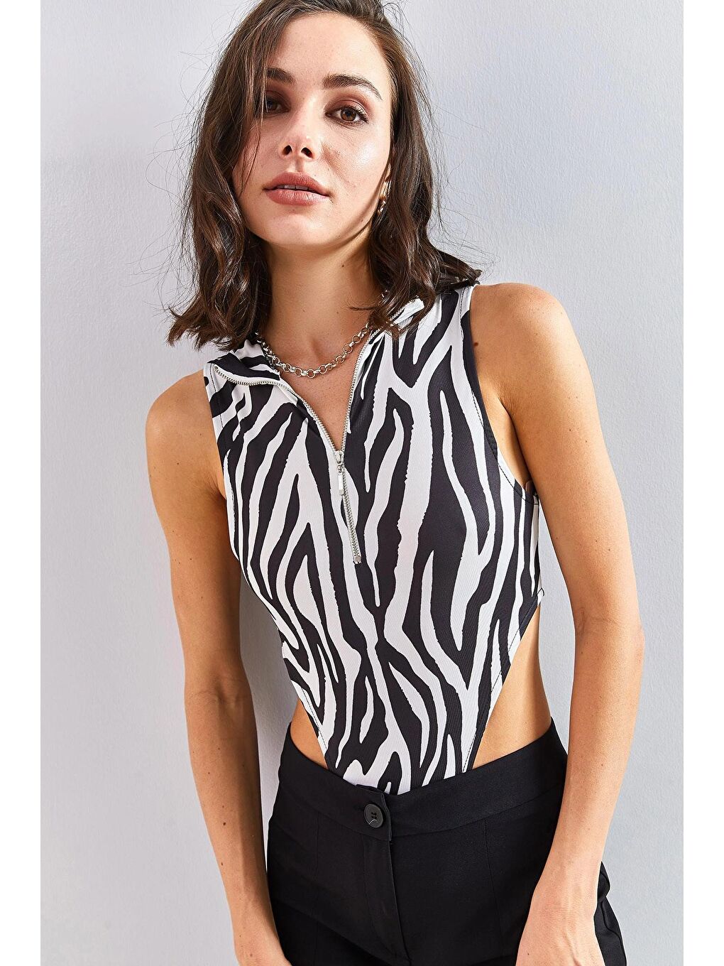 Siyah Kadın Yarım Balıkçı Yaka Fermuarlı Desenli Bluz-1