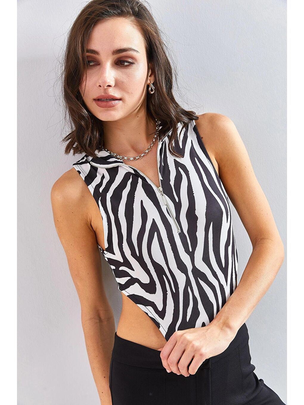 Siyah Kadın Yarım Balıkçı Yaka Fermuarlı Desenli Bluz-4