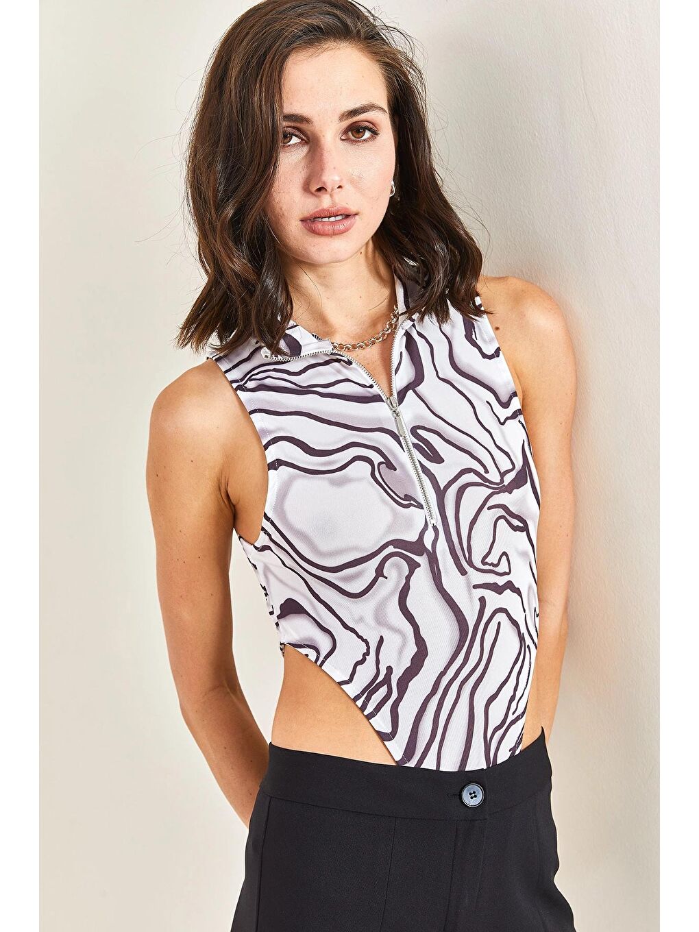 Beyaz Kadın Yarım Balıkçı Yaka Fermuarlı Desenli Bluz-2