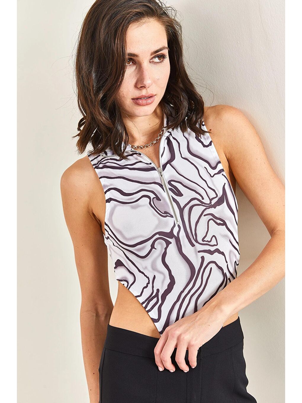 Beyaz Kadın Yarım Balıkçı Yaka Fermuarlı Desenli Bluz-3