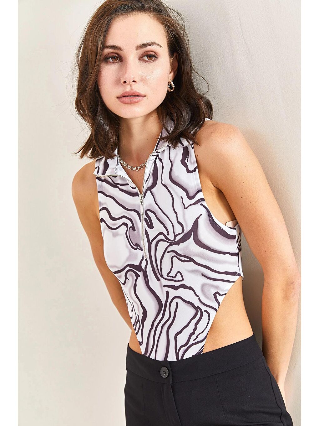 Beyaz Kadın Yarım Balıkçı Yaka Fermuarlı Desenli Bluz-4