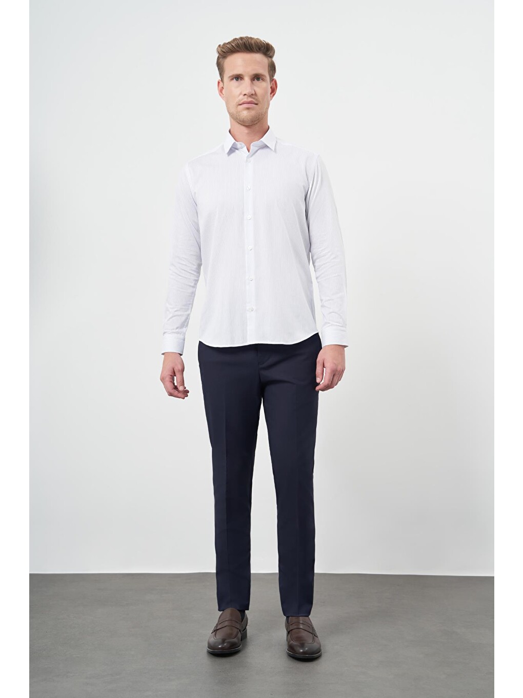 Beyaz Uzun Kol Çizgili Desen Gabardin Sert Yaka Cepsiz Pamuklu Classic Slim Fit Gömlek 1004245205-1