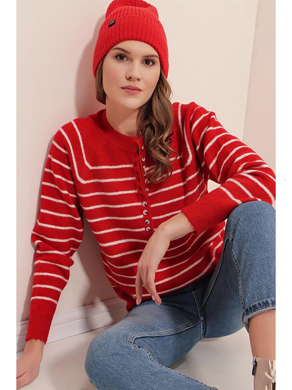 Kırmızı Sıfır Yaka Düğmeli Çizgili Kazak