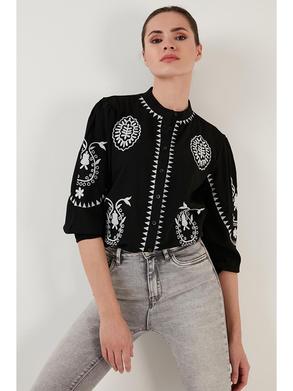 Siyah Nakış İşlemeli Truvakar Kol Hakim Yaka Pamuklu Şile Bezi Gömlek 611Bz0044-3