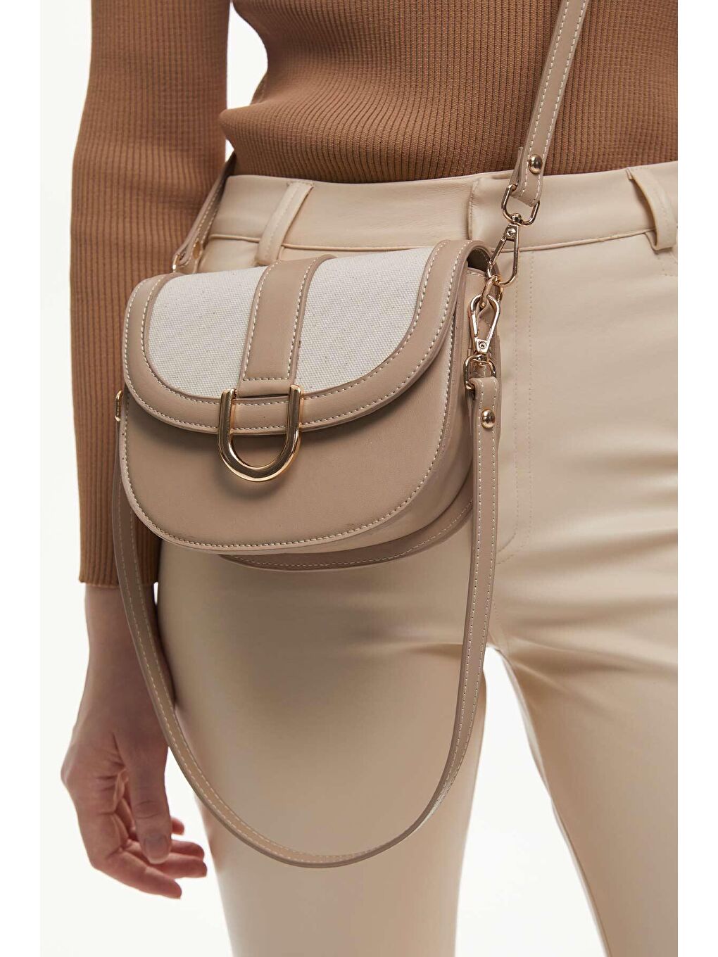 Kanvas Detaylı Tokalı Çanta Bej-1