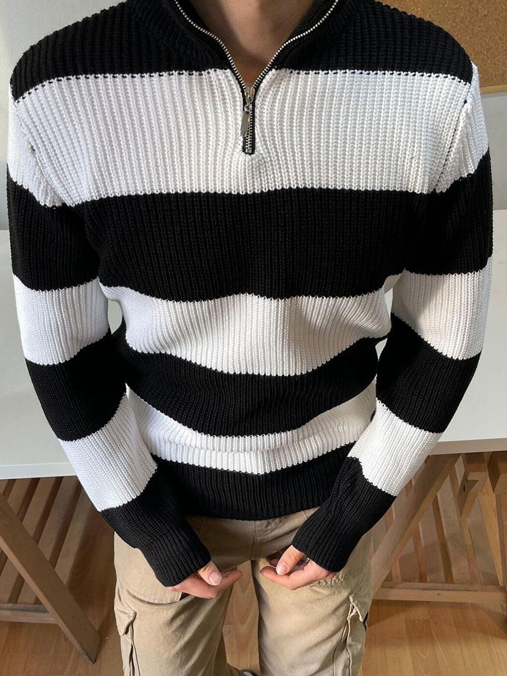 Beyaz Erkek Fermuarlı Çizgili Desenli Triko Kazak-1