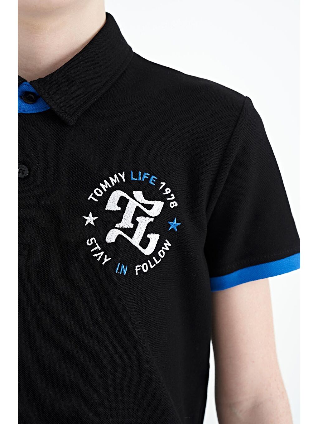 TOMMYLIFE Siyah Kol Gögüs Nakış Detaylı Standart Kalıp Polo Yaka Erkek Çocuk T-Shirt - 11086 - 1