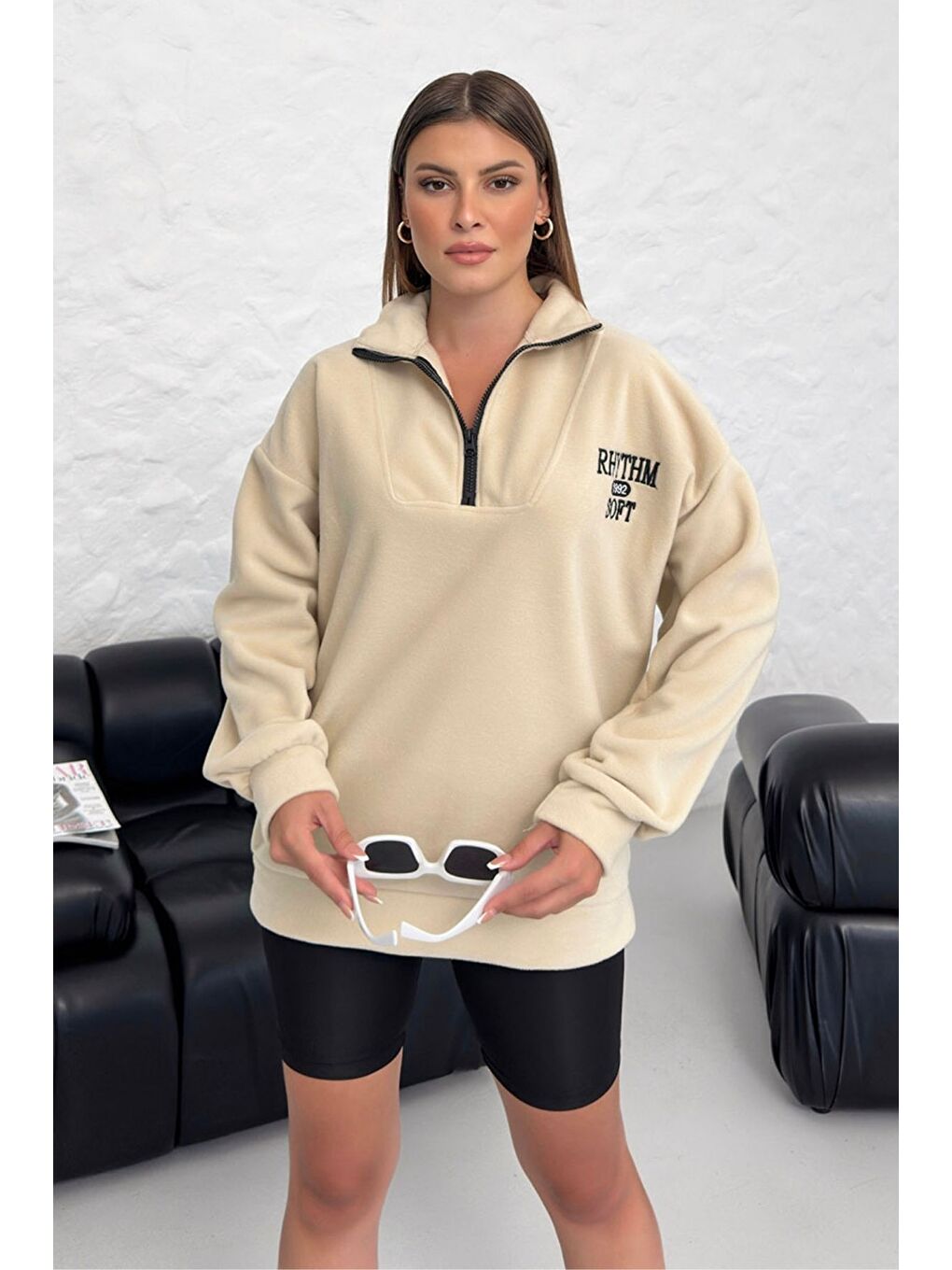 Kadın Bej Rhythm Soft Baskılı Oversize Yarım Fermuarlı Yumuşak Dokulu Polar Polo Yaka Sweatshirt-1