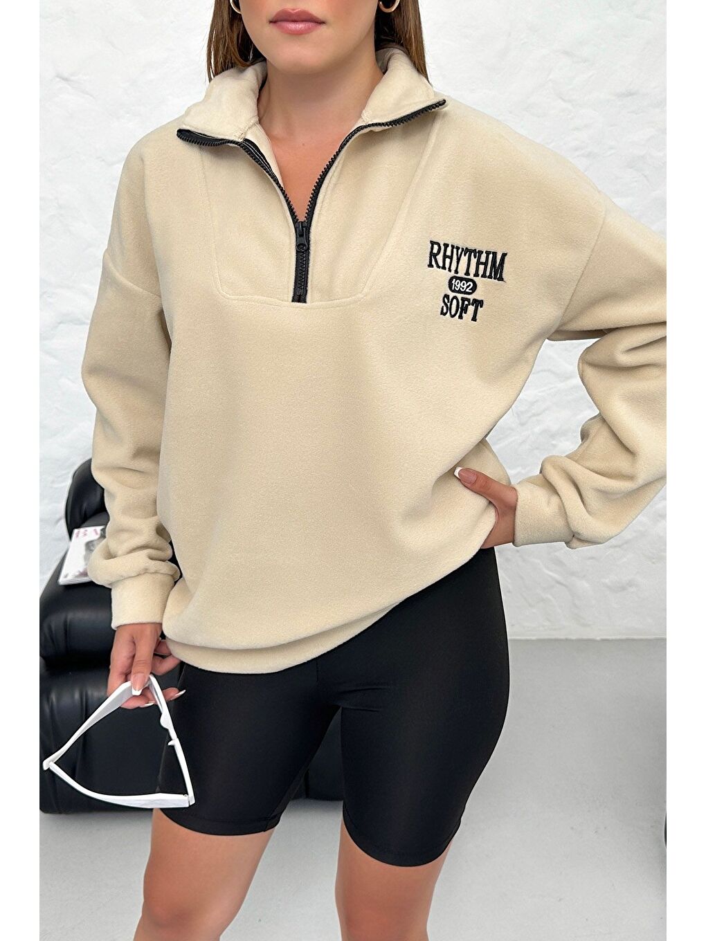 Kadın Bej Rhythm Soft Baskılı Oversize Yarım Fermuarlı Yumuşak Dokulu Polar Polo Yaka Sweatshirt-4
