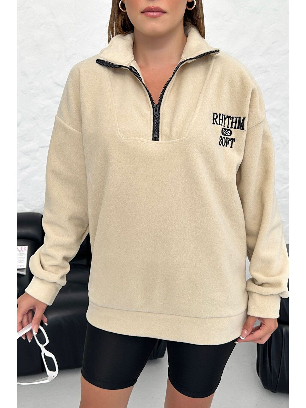 Kadın Bej Rhythm Soft Baskılı Oversize Yarım Fermuarlı Yumuşak Dokulu Polar Polo Yaka Sweatshirt-5