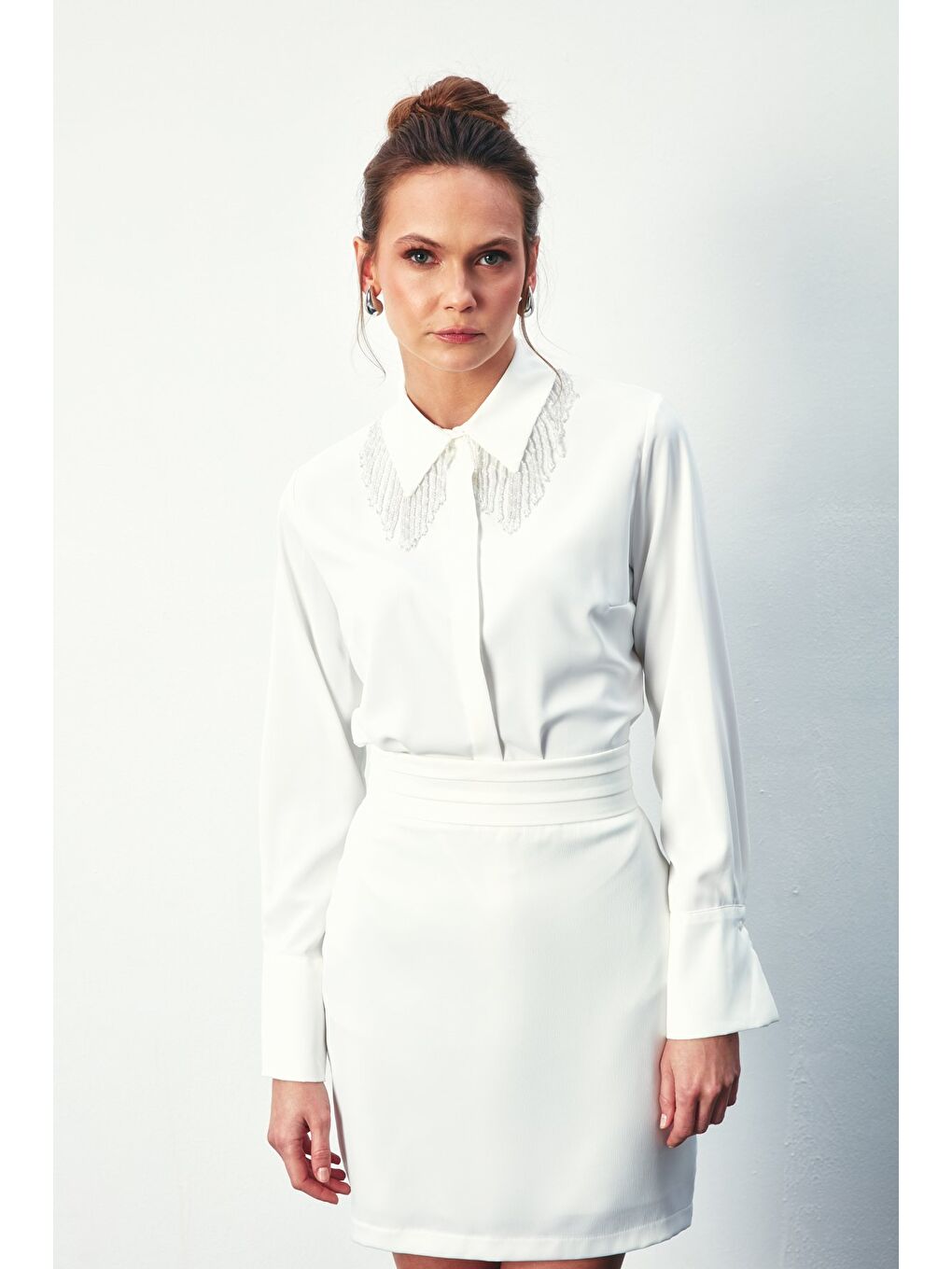 Yaka Şeffaf Aksesuarlı Gömlek - Ekru-1