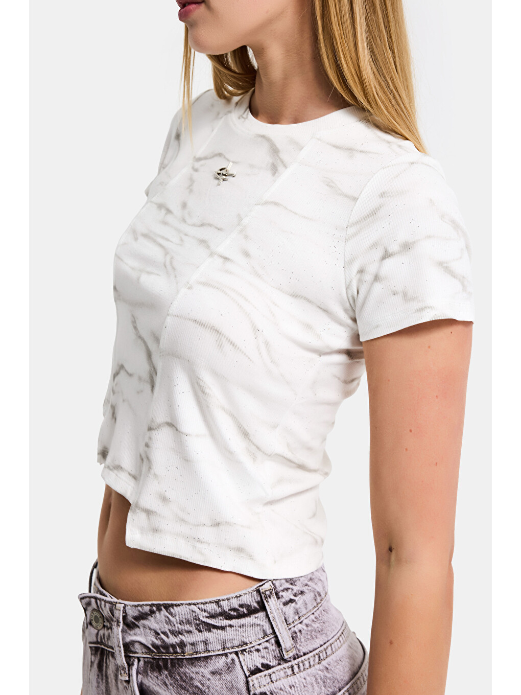 Kadın Beyaz W5 Aksesuar Detaylı Asimetrik Kesim Crop Top-2