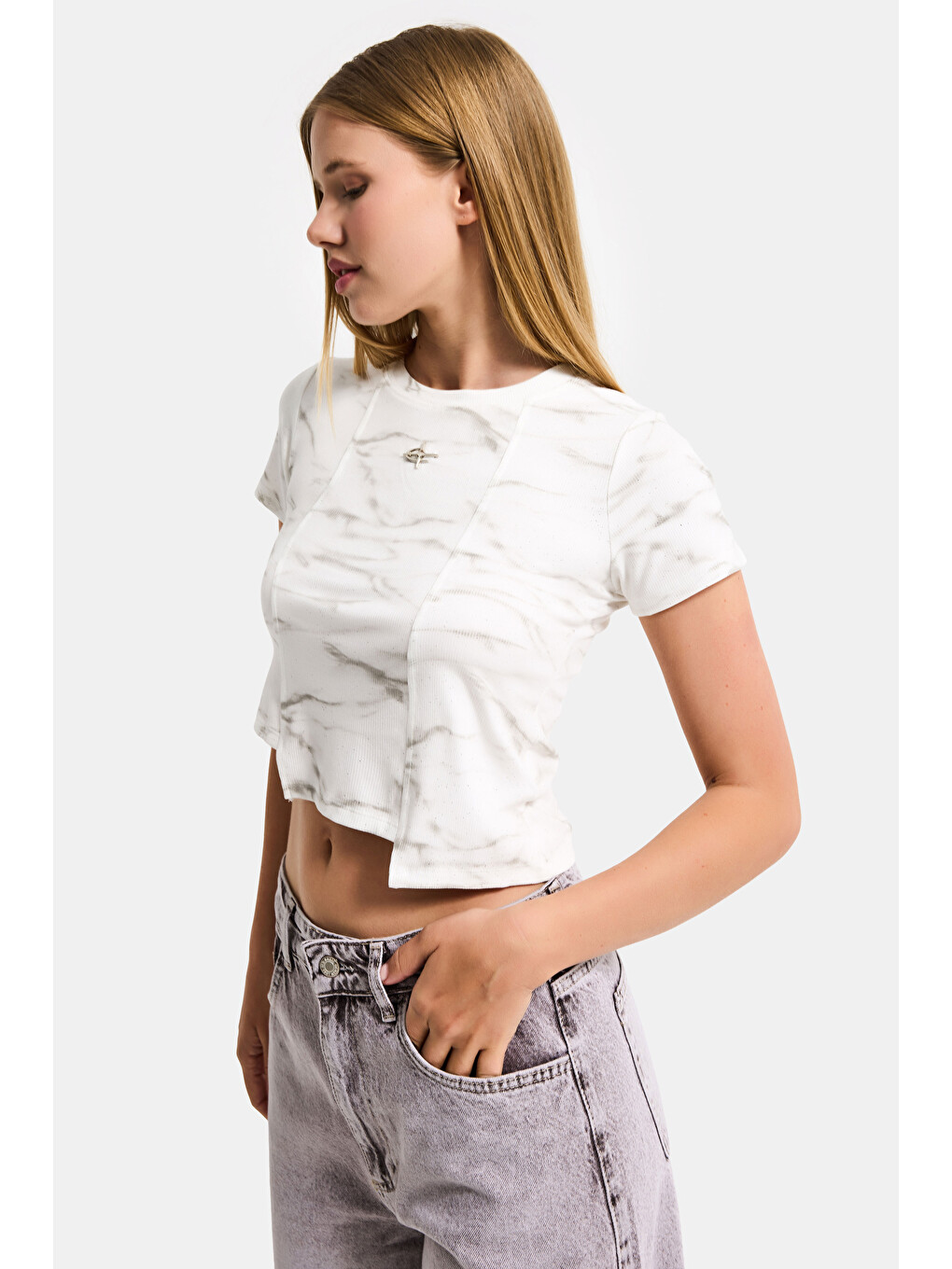 Kadın Beyaz W5 Aksesuar Detaylı Asimetrik Kesim Crop Top-3