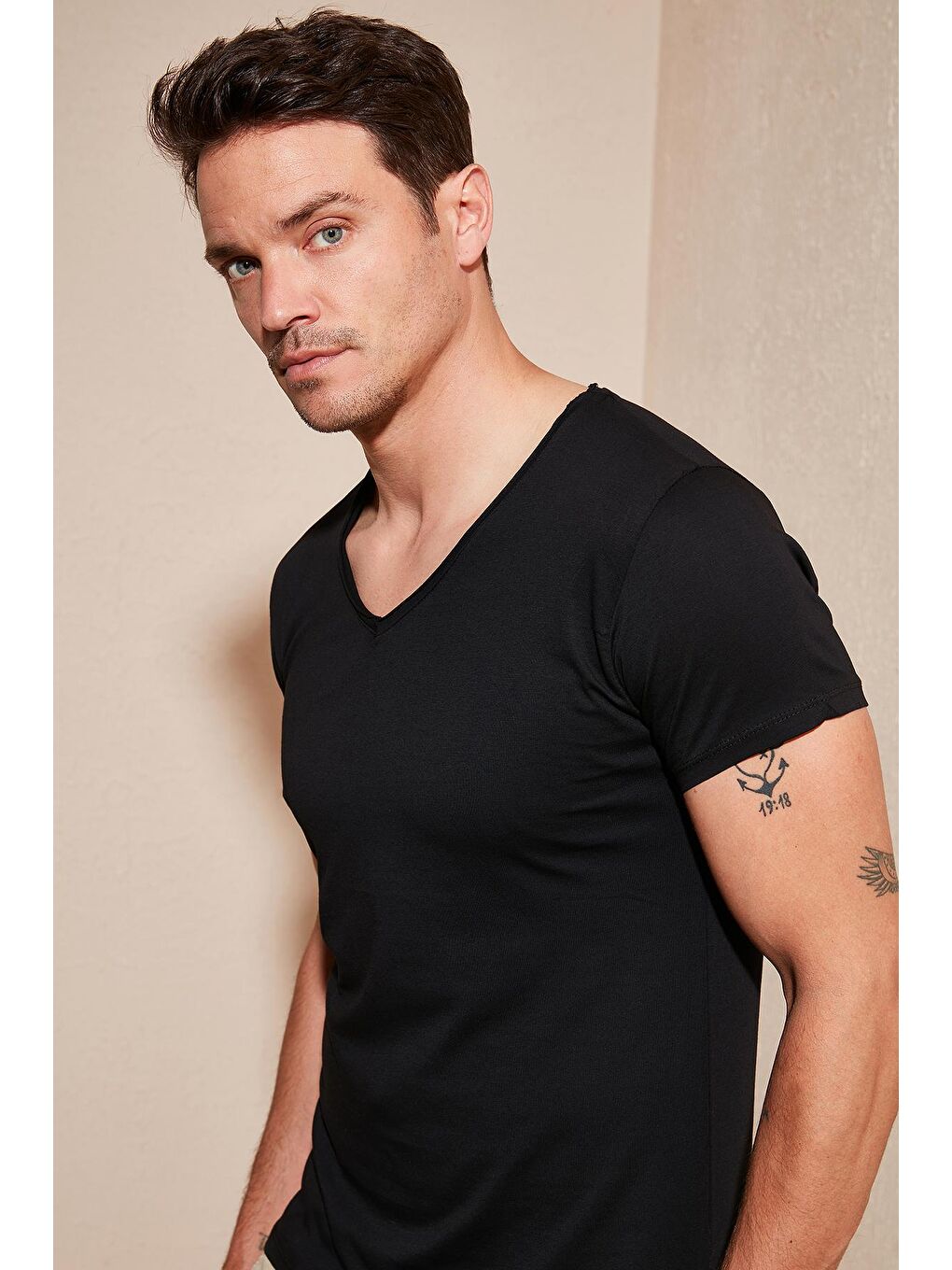 Siyah V Yaka %100 Pamuk Tişört 54154-2