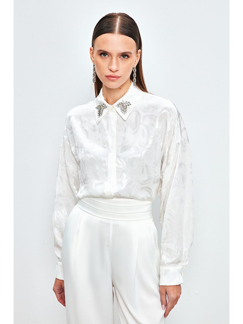 Yaka Aksesuarlı Desenli Gömlek - Ekru-1