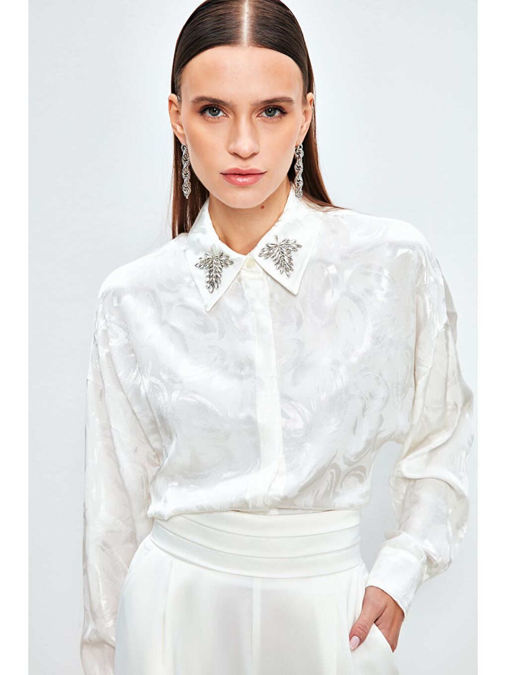 Yaka Aksesuarlı Desenli Gömlek - Ekru-2