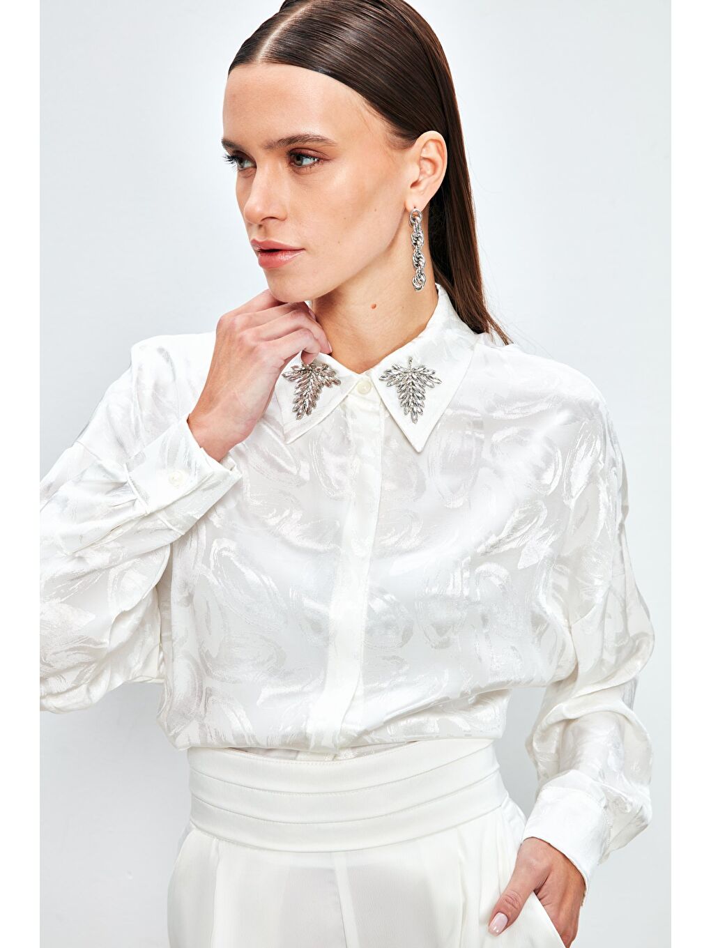 Yaka Aksesuarlı Desenli Gömlek - Ekru-3